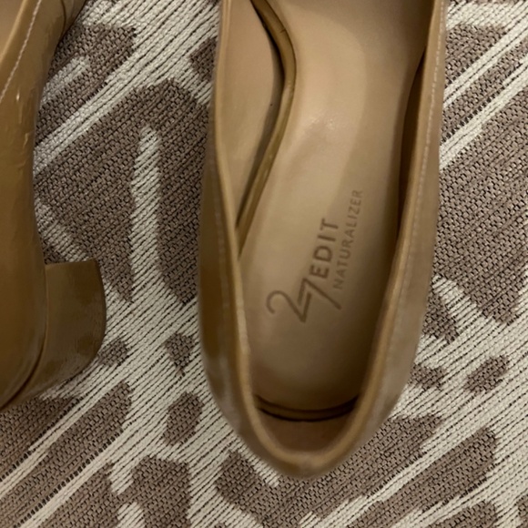 27 Edit Naturalizer beige patent leather shoes NWOT - Picture 3 of 3